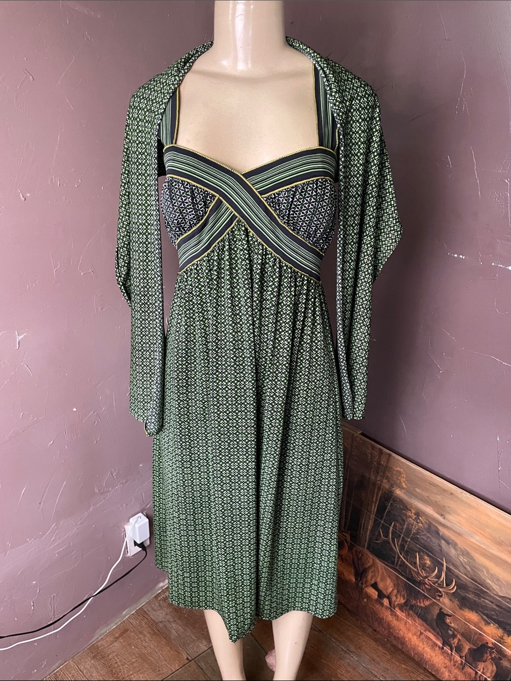 MSSP Max Studio specialty products
Green Patterned 
Striped Bodice
Size M